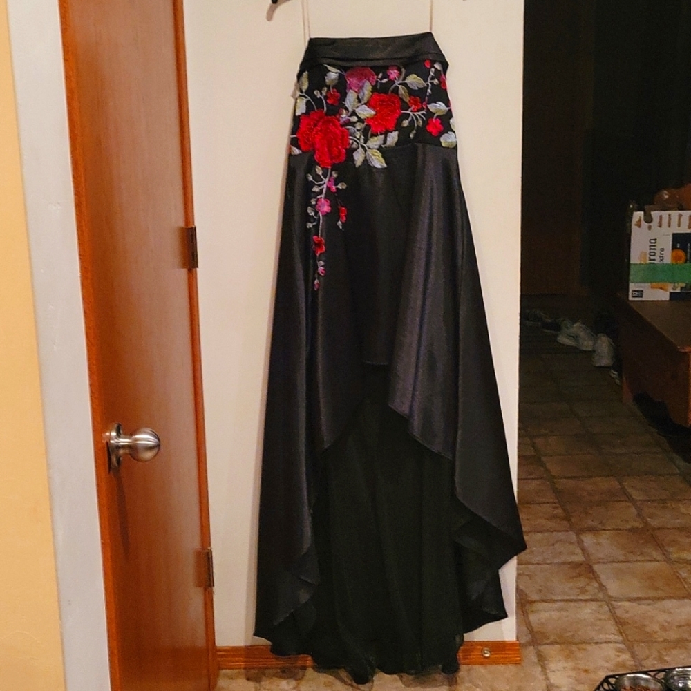 Strapless black social code dress with flower accents
